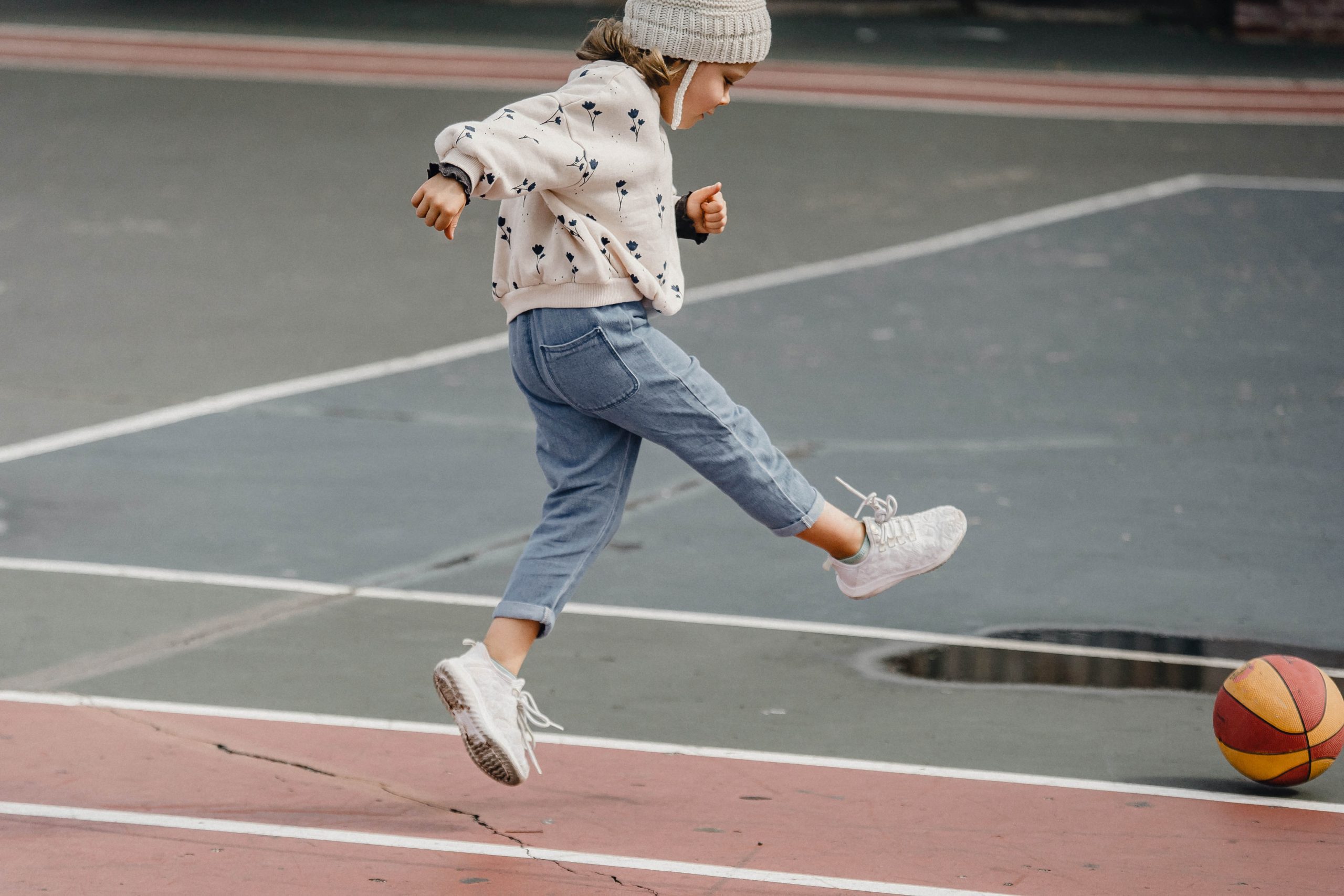 enfant jouant au foot